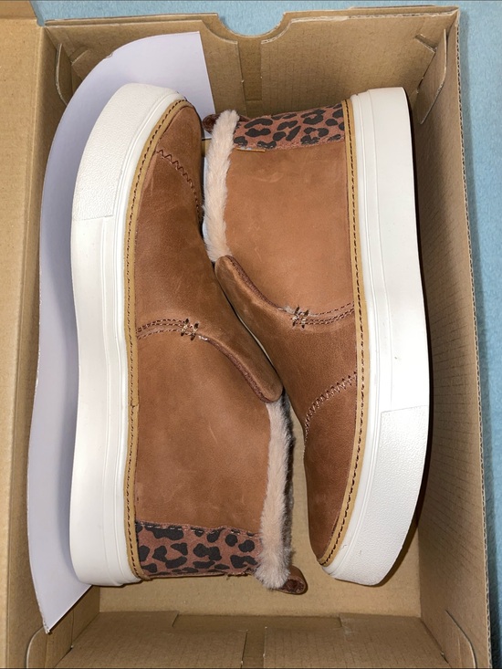 Toms Shoes - Tom’s Faux fur lined boots shoes size 7 suede leather tan rubber soles autumn